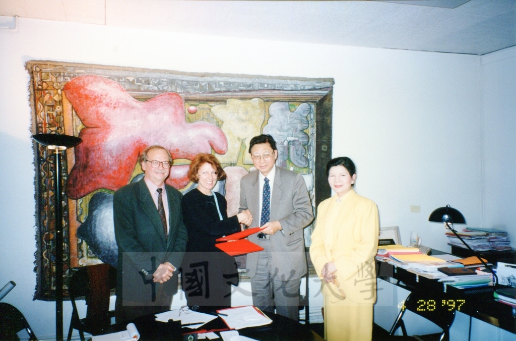 1997年4月28日董事長張鏡湖帶領校長林彩梅、學務長高輝、俄研所所長明驥及國際學術合作組組長孫德宜拜會巴黎維爾曼建築學院並簽訂姐妹校的圖檔，第2張，共7張