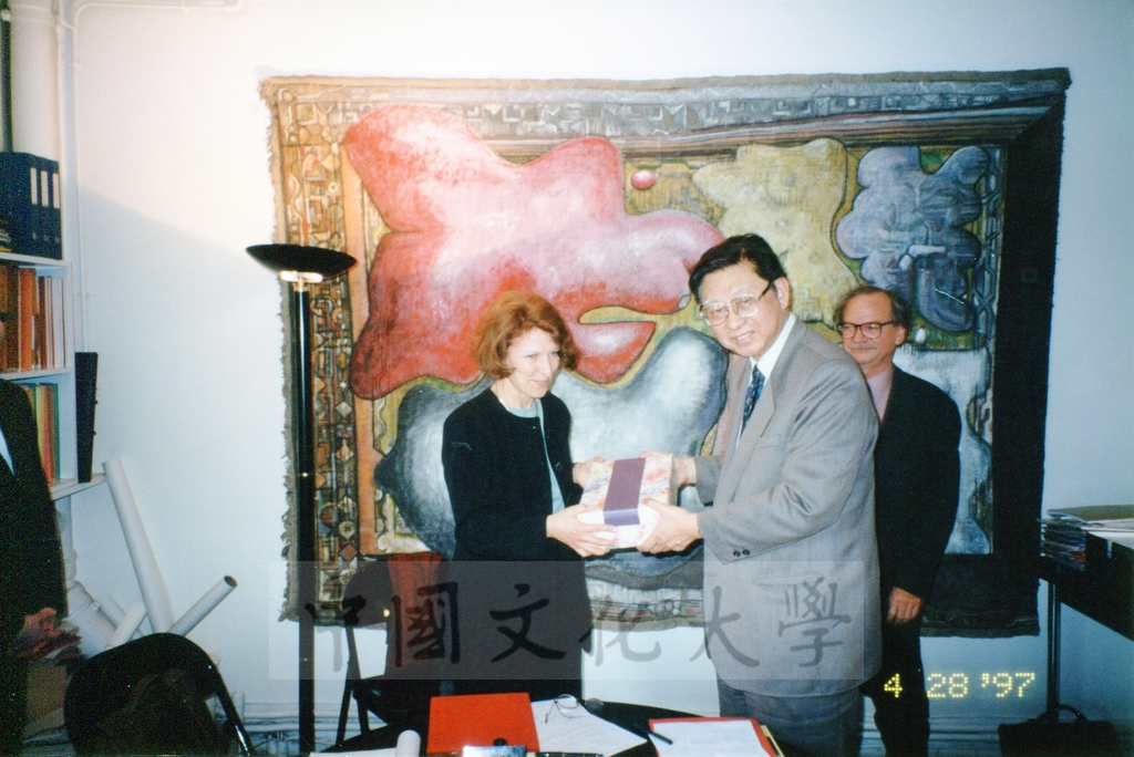 1997年4月28日董事長張鏡湖帶領校長林彩梅、學務長高輝、俄研所所長明驥及國際學術合作組組長孫德宜拜會巴黎維爾曼建築學院並簽訂姐妹校的圖檔，第3張，共7張