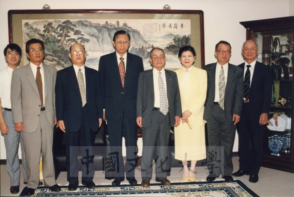 1997年10月3日舉行本校與大阪經濟法科大學締結姐妹簽約儀式的圖檔，第4張，共5張
