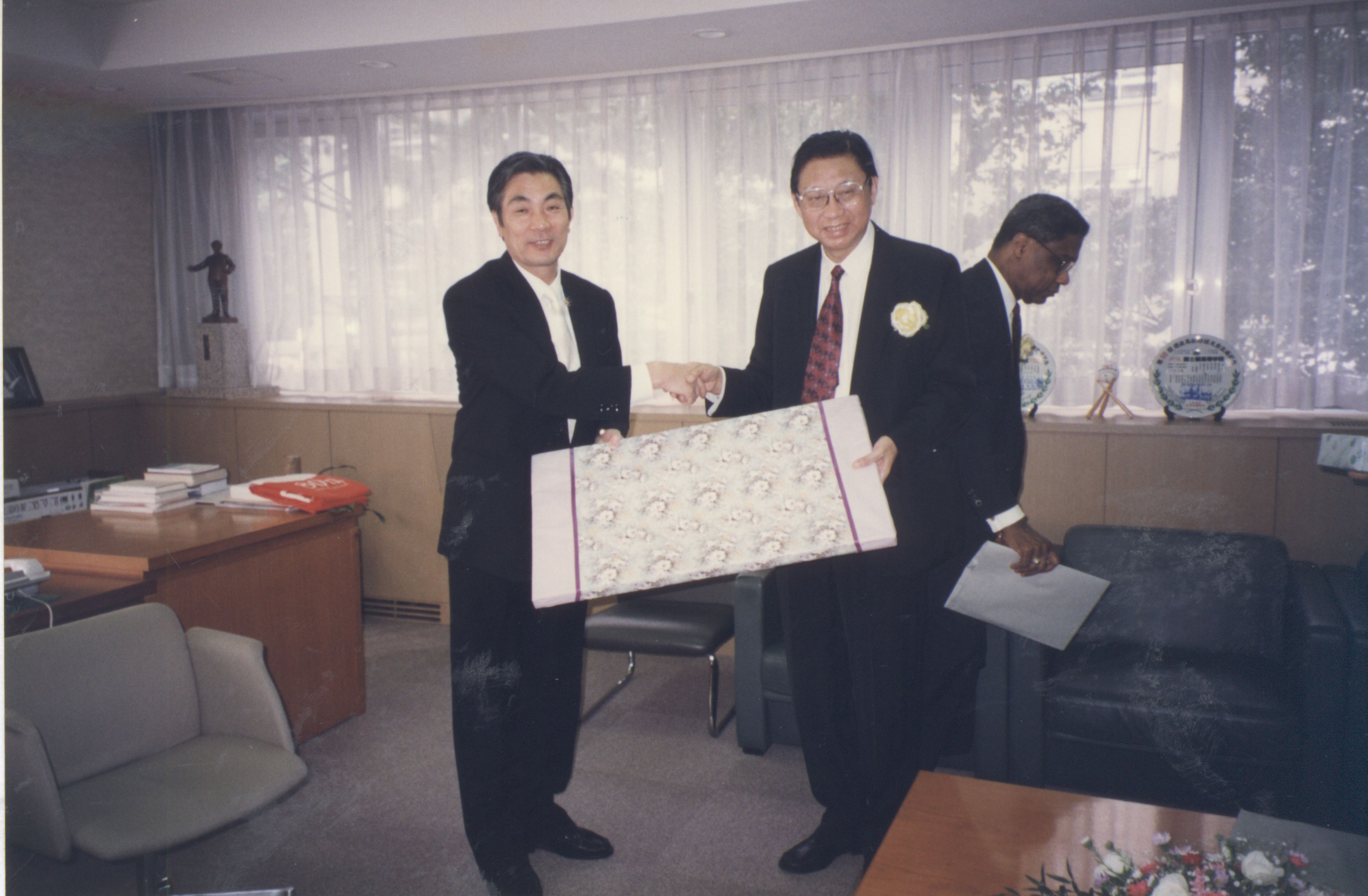 1997年11月3日董事長張鏡湖帶領校長林彩梅、教授宋越倫、總務長唐彥博、日文系主任徐興慶參加國士館大學80週年校慶活動的圖檔，第4張，共17張