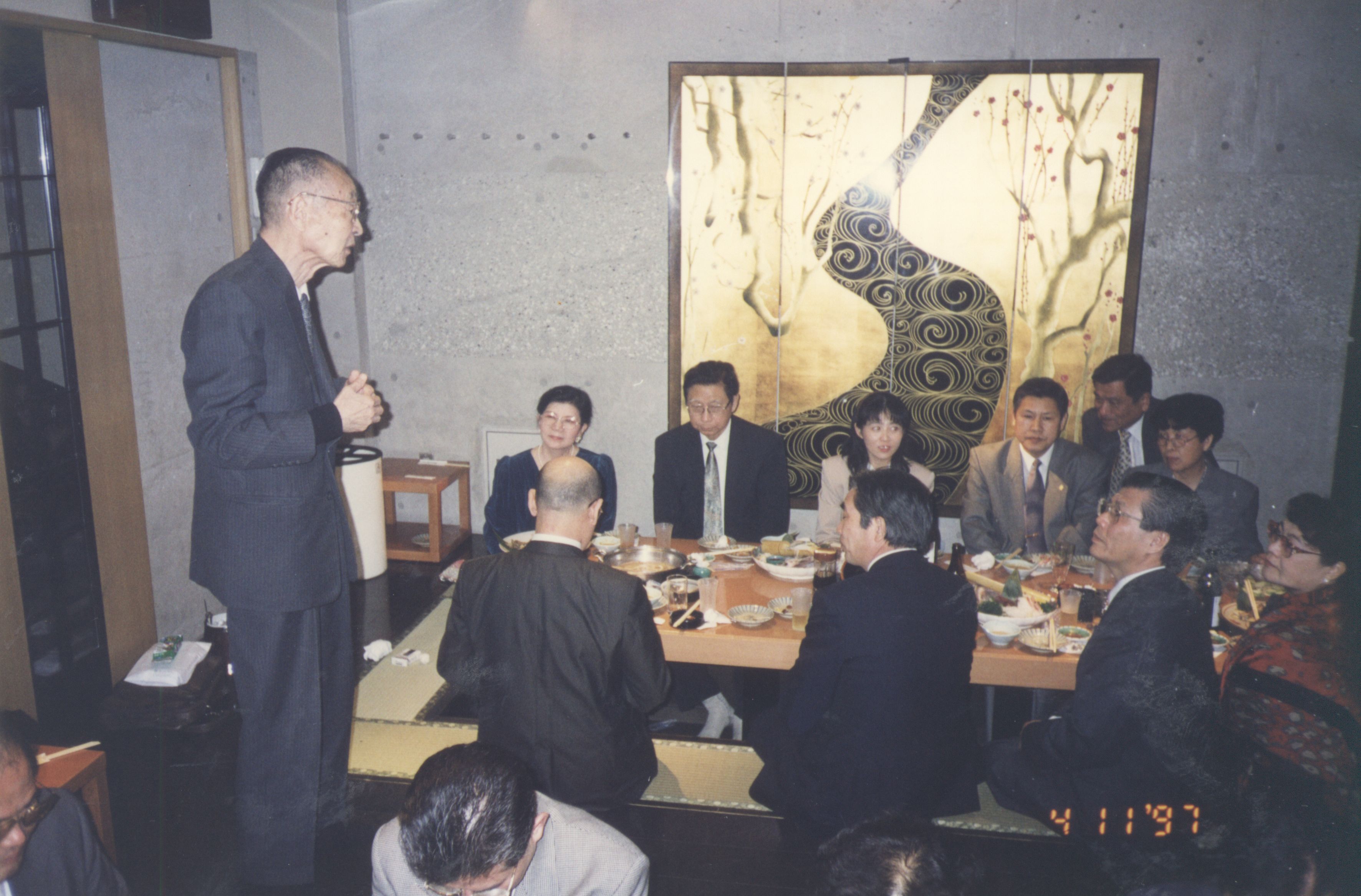1997年11月4日董事長張鏡湖帶領校長林彩梅、教授宋越倫、總務長唐彥博、日文系主任徐興慶參加國士館創立80週年紀念典禮的圖檔，第13張，共13張