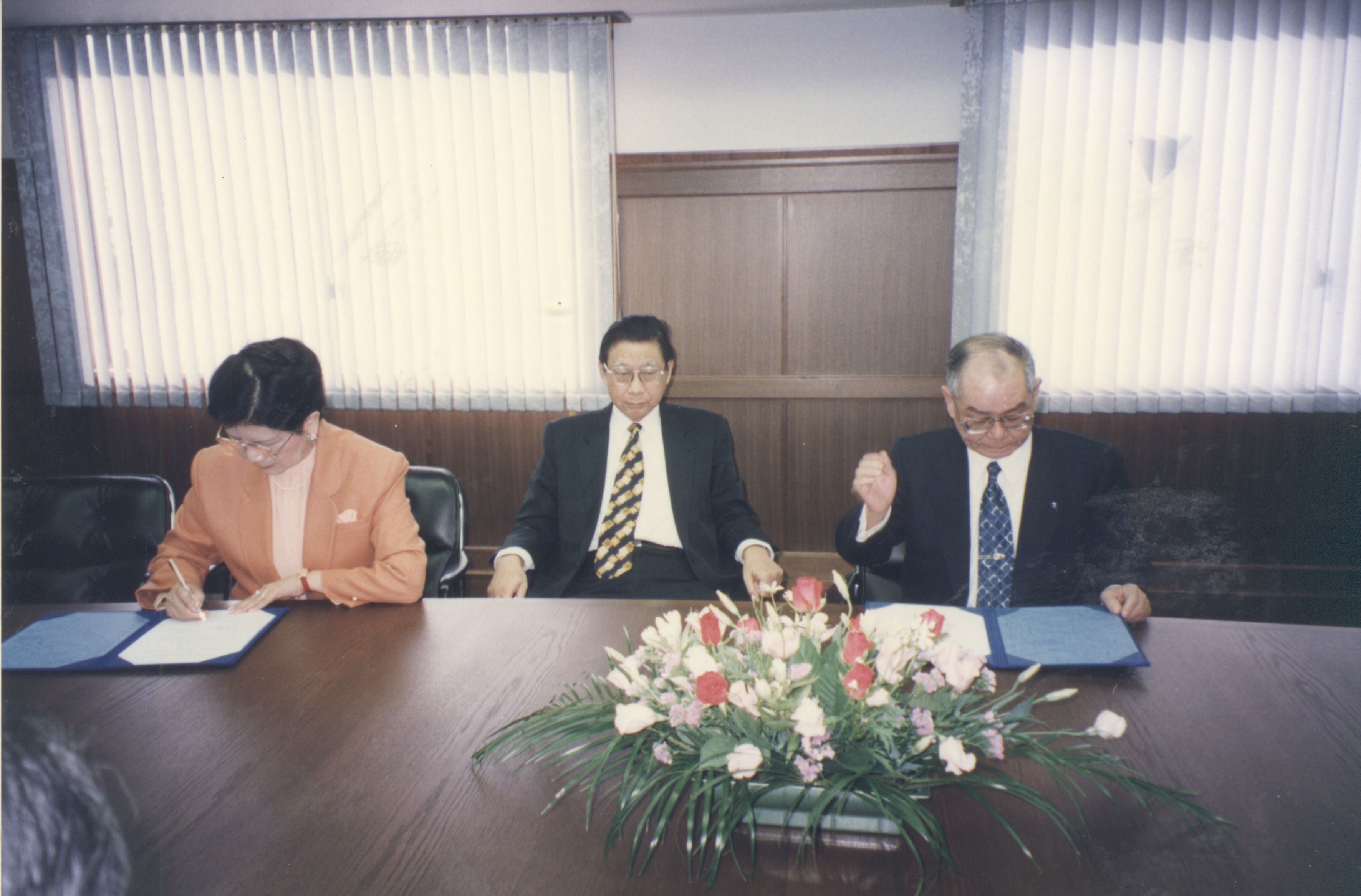 1997年11月5日至6日董事長張鏡湖帶領校長林彩梅、教授宋越倫、總務長唐彥博、日文系主任徐興慶訪問大阪經濟法科大學的圖檔，第3張，共6張