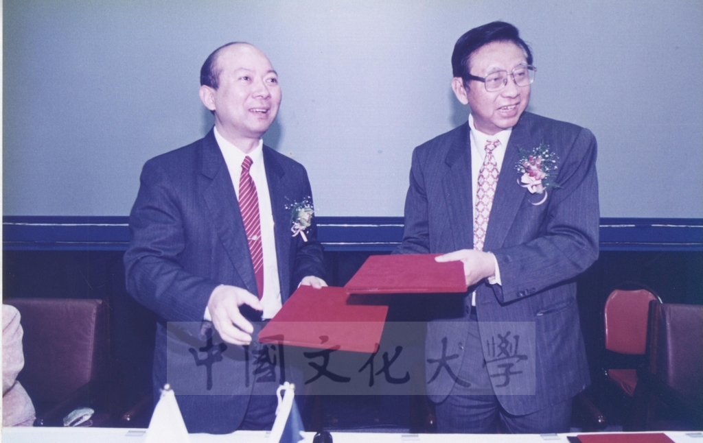 1997年12月20日本校與日本東京富士美術館、國父紀念館簽署「日本名畫文物展」在台展出簽約儀式的圖檔，第3張，共10張