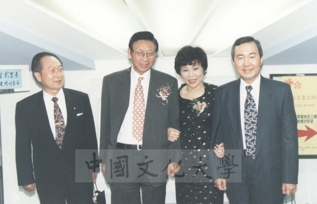 1997年12月20日本校與日本東京富士美術館、國父紀念館簽署「日本名畫文物展」在台展出簽約儀式的圖檔，第7張，共10張