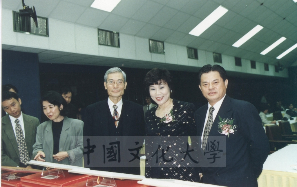 1997年12月20日本校與日本東京富士美術館、國父紀念館簽署「日本名畫文物展」在台展出簽約儀式的圖檔，第8張，共10張
