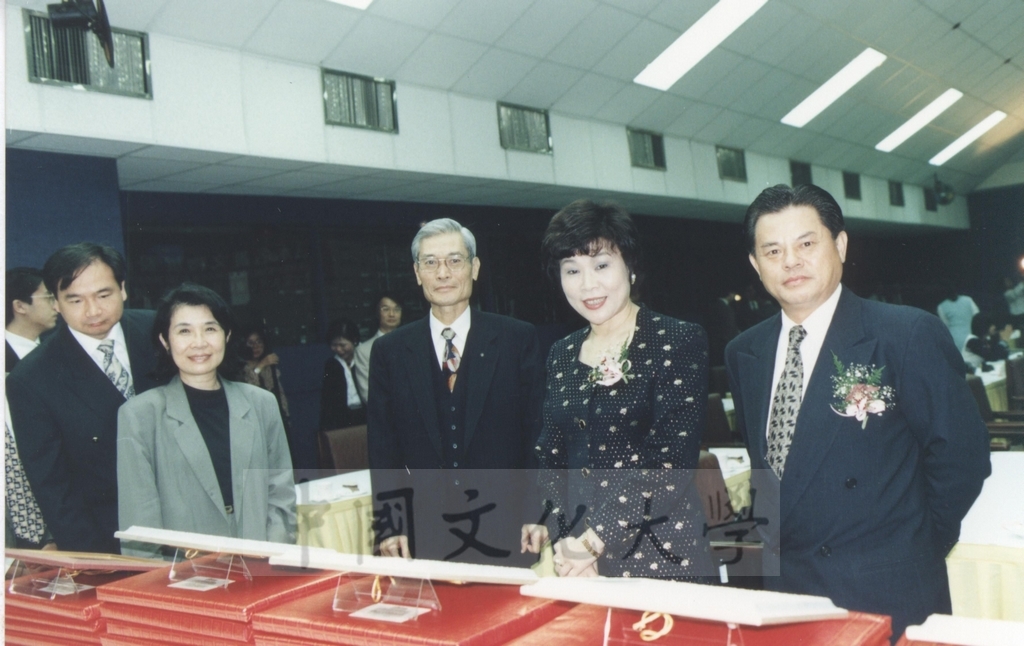 1997年12月20日本校與日本東京富士美術館、國父紀念館簽署「日本名畫文物展」在台展出簽約儀式的圖檔，第9張，共10張