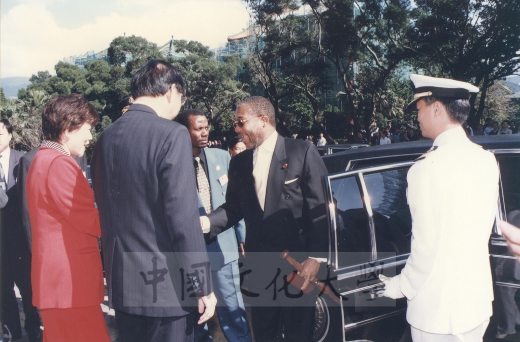 1997年11月10日賴比瑞亞共和國總統泰勒將軍獲頒本校名譽哲學博士學位頒贈典禮的圖檔，第9張，共30張