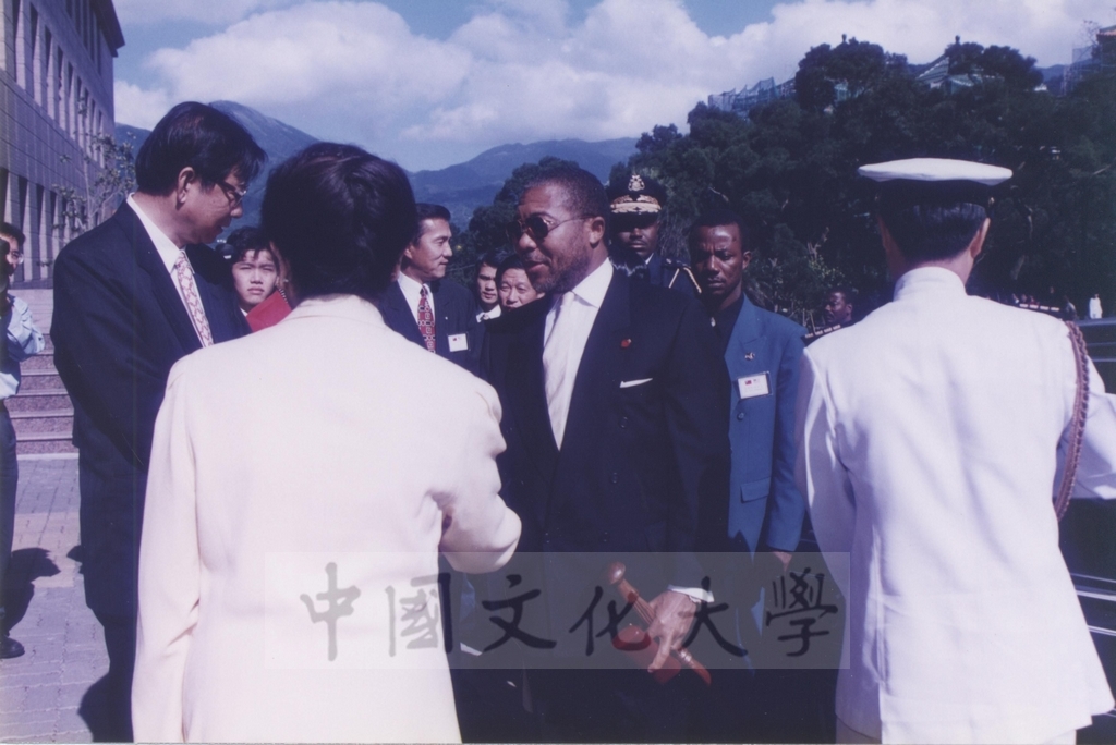 1997年11月10日賴比瑞亞共和國總統泰勒將軍獲頒本校名譽哲學博士學位頒贈典禮的圖檔，第10張，共30張