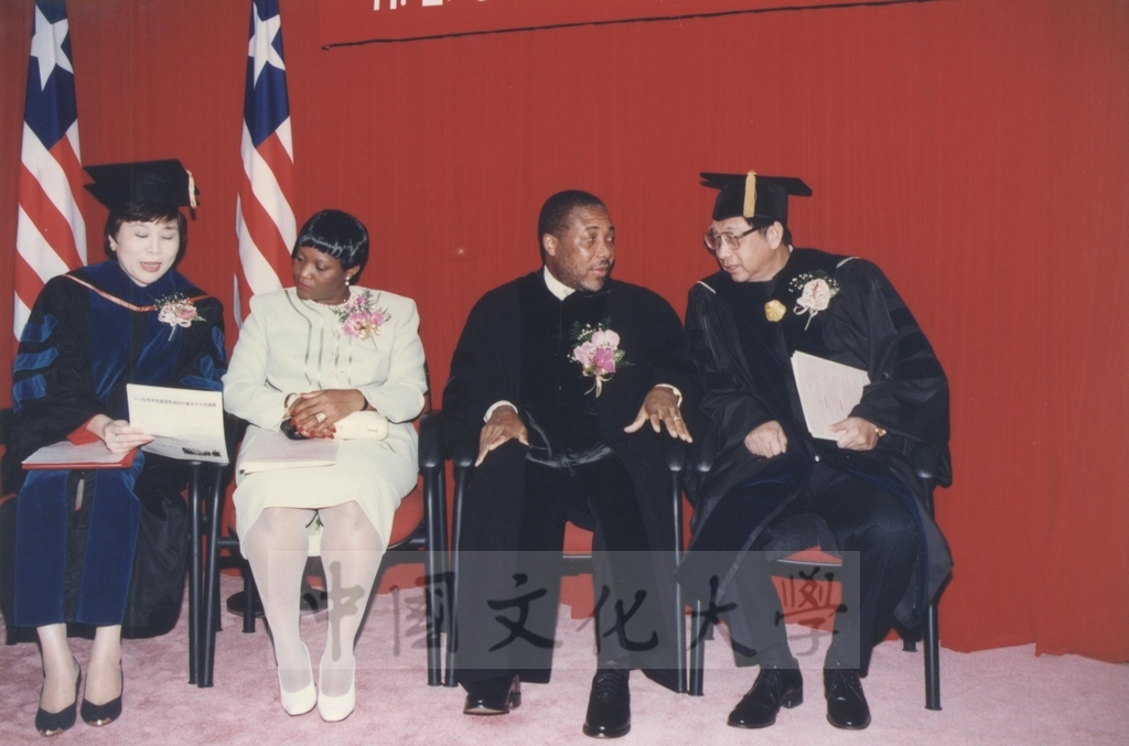 1997年11月10日賴比瑞亞共和國總統泰勒將軍獲頒本校名譽哲學博士學位頒贈典禮的圖檔，第13張，共30張