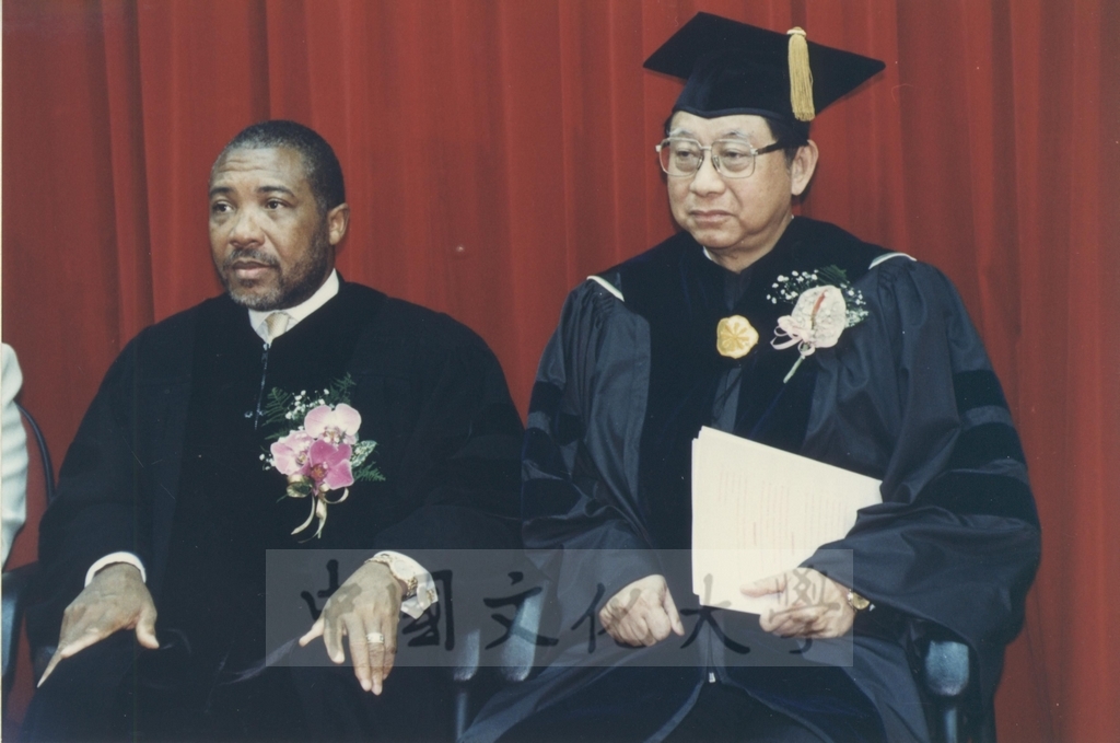 1997年11月10日賴比瑞亞共和國總統泰勒將軍獲頒本校名譽哲學博士學位頒贈典禮的圖檔，第16張，共30張