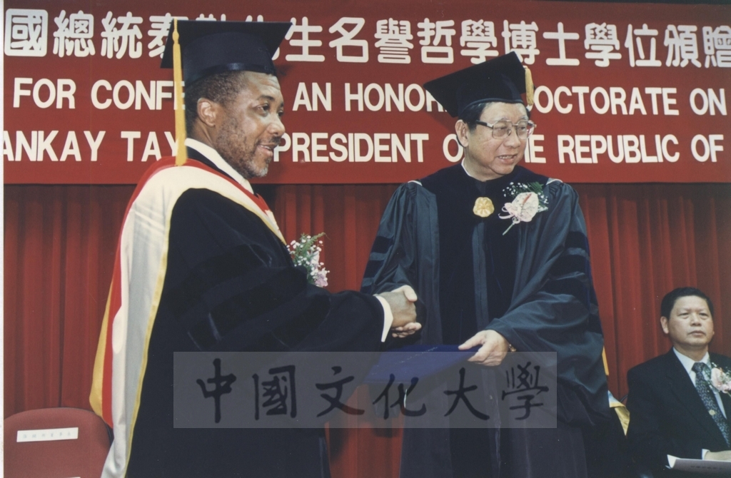 1997年11月10日賴比瑞亞共和國總統泰勒將軍獲頒本校名譽哲學博士學位頒贈典禮的圖檔，第18張，共30張