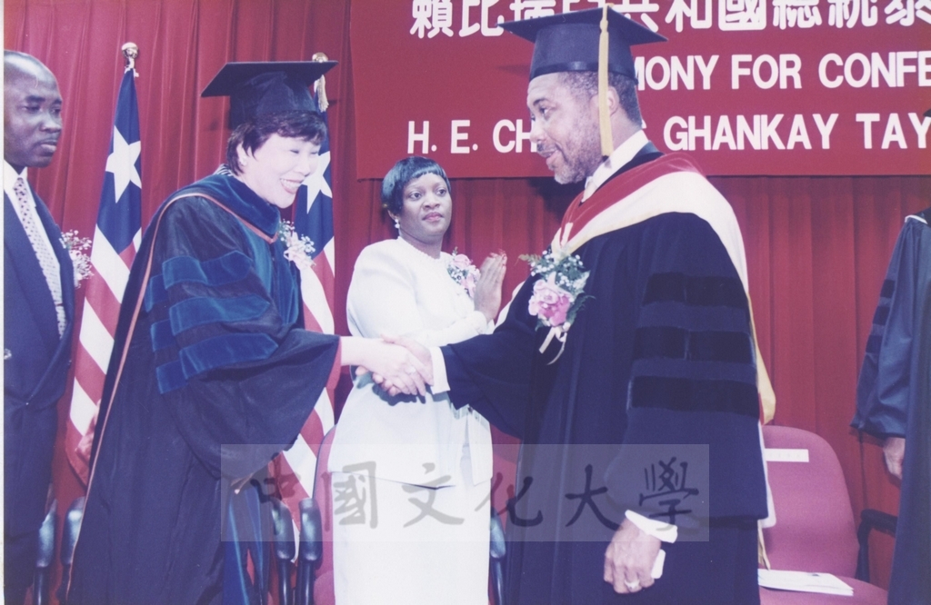 1997年11月10日賴比瑞亞共和國總統泰勒將軍獲頒本校名譽哲學博士學位頒贈典禮的圖檔，第20張，共30張