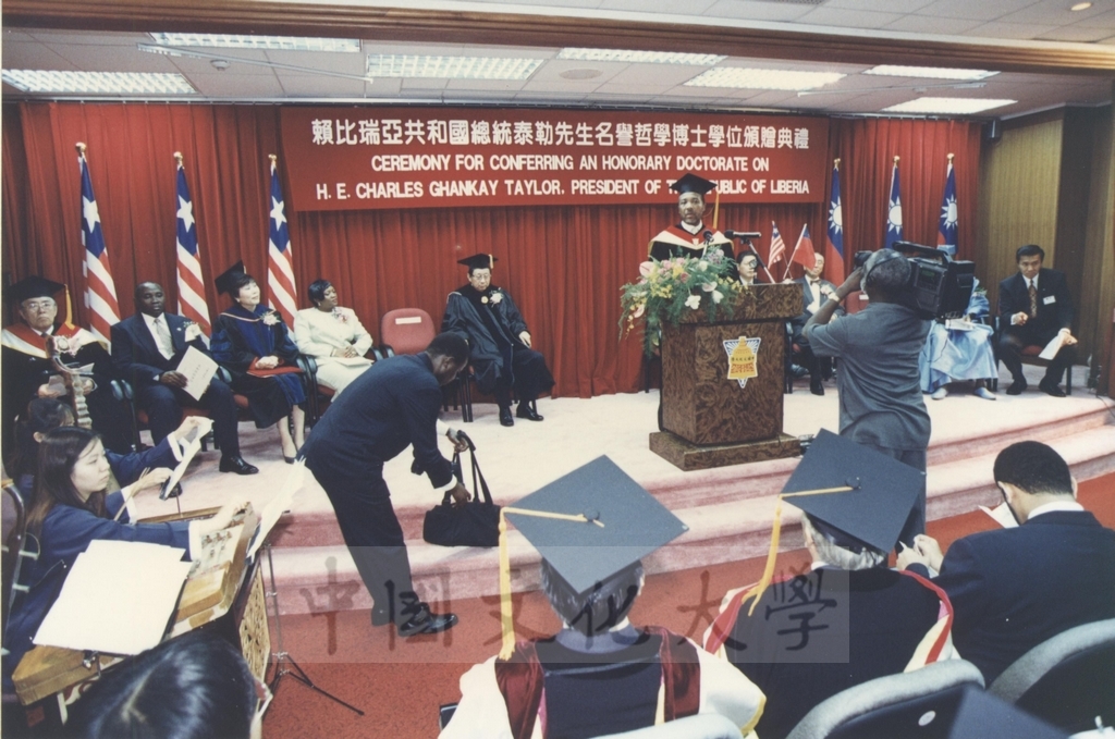 1997年11月10日賴比瑞亞共和國總統泰勒將軍獲頒本校名譽哲學博士學位頒贈典禮的圖檔，第21張，共30張