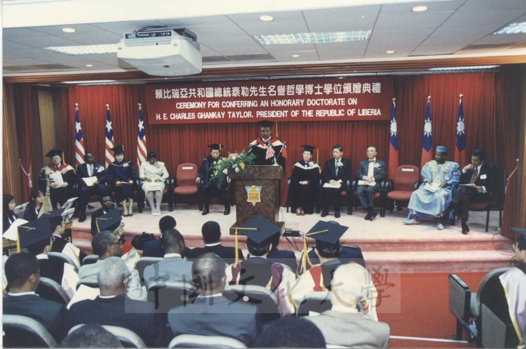 1997年11月10日賴比瑞亞共和國總統泰勒將軍獲頒本校名譽哲學博士學位頒贈典禮的圖檔，第22張，共30張