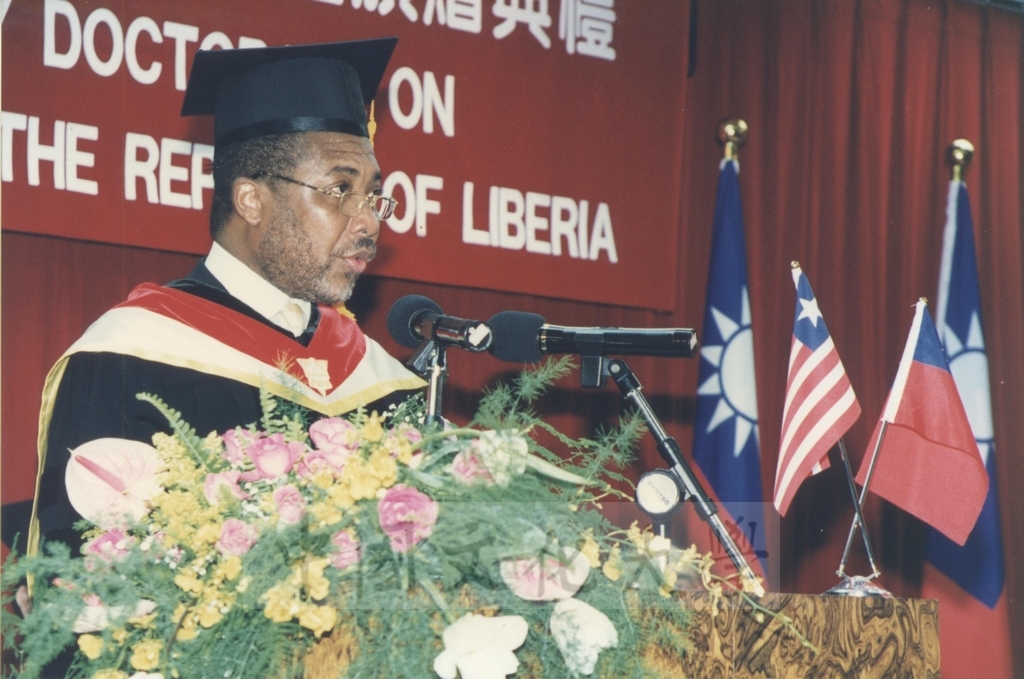 1997年11月10日賴比瑞亞共和國總統泰勒將軍獲頒本校名譽哲學博士學位頒贈典禮的圖檔，第23張，共30張