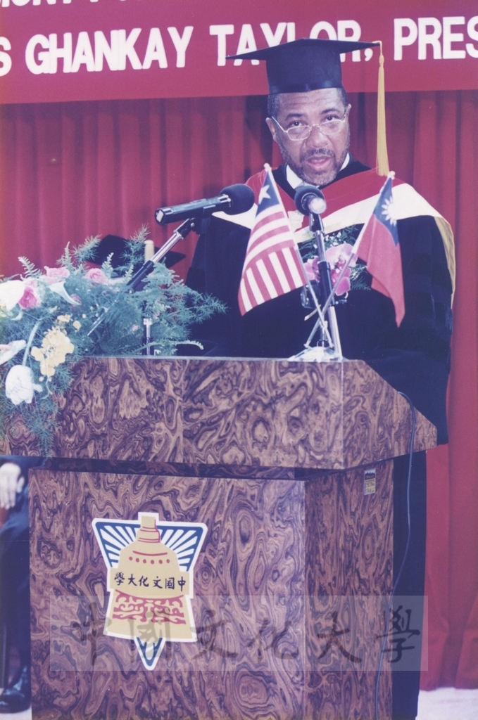 1997年11月10日賴比瑞亞共和國總統泰勒將軍獲頒本校名譽哲學博士學位頒贈典禮的圖檔，第24張，共30張