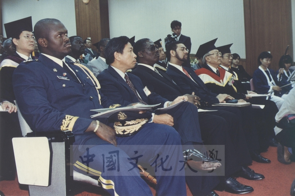 1997年11月10日賴比瑞亞共和國總統泰勒將軍獲頒本校名譽哲學博士學位頒贈典禮的圖檔，第26張，共30張