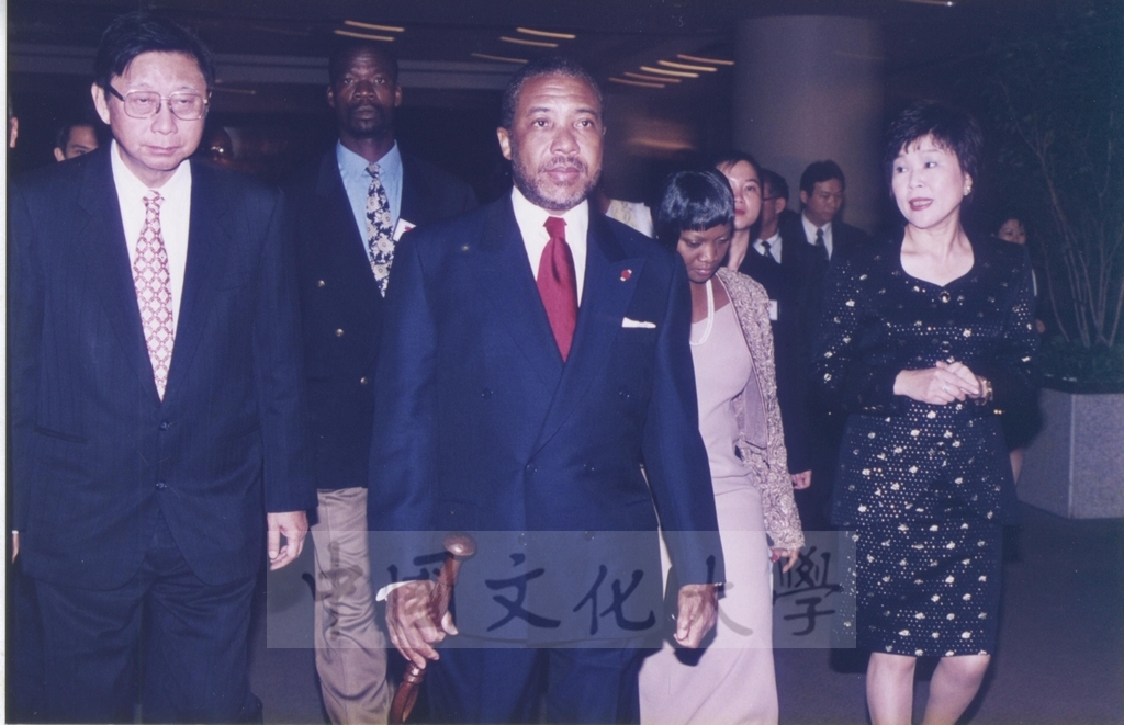1997年11月10日董事長張鏡湖於台北晶華酒店設宴款待賴比瑞亞共和國總統泰勒將軍的圖檔，第1張，共15張