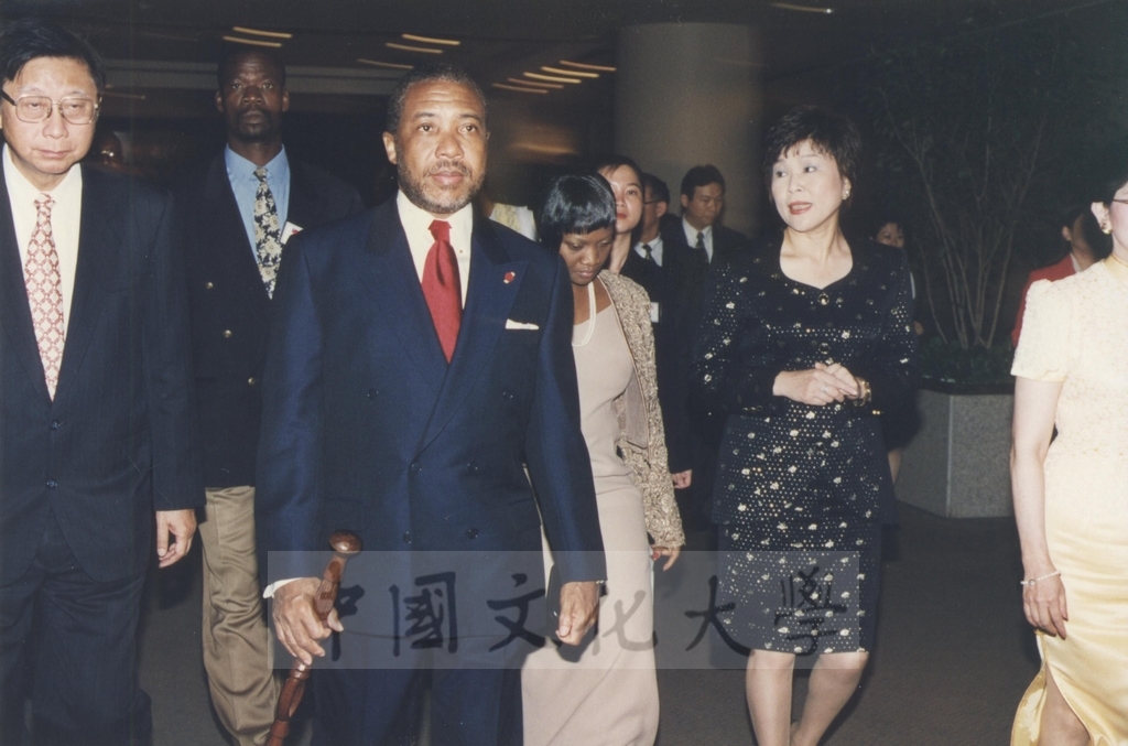 1997年11月10日董事長張鏡湖於台北晶華酒店設宴款待賴比瑞亞共和國總統泰勒將軍的圖檔，第2張，共15張
