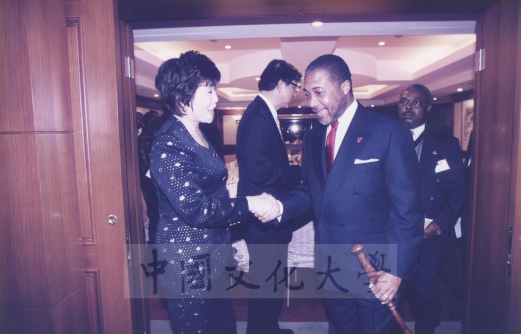 1997年11月10日董事長張鏡湖於台北晶華酒店設宴款待賴比瑞亞共和國總統泰勒將軍的圖檔，第3張，共15張
