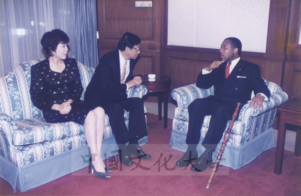 1997年11月10日董事長張鏡湖於台北晶華酒店設宴款待賴比瑞亞共和國總統泰勒將軍的圖檔，第4張，共15張
