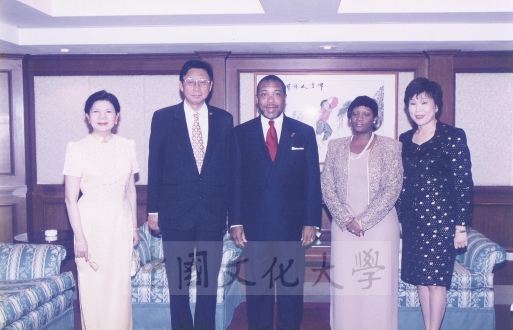 1997年11月10日董事長張鏡湖於台北晶華酒店設宴款待賴比瑞亞共和國總統泰勒將軍的圖檔，第6張，共15張