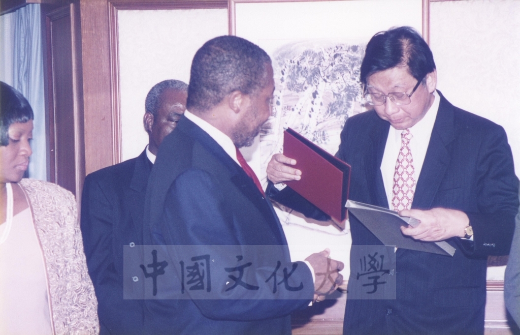 1997年11月10日董事長張鏡湖於台北晶華酒店設宴款待賴比瑞亞共和國總統泰勒將軍的圖檔，第7張，共15張