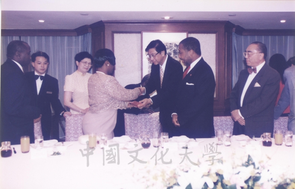 1997年11月10日董事長張鏡湖於台北晶華酒店設宴款待賴比瑞亞共和國總統泰勒將軍的圖檔，第8張，共15張