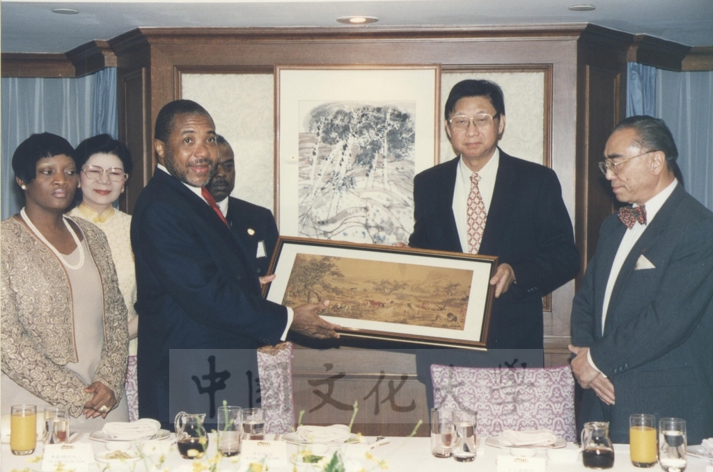 1997年11月10日董事長張鏡湖於台北晶華酒店設宴款待賴比瑞亞共和國總統泰勒將軍的圖檔，第9張，共15張