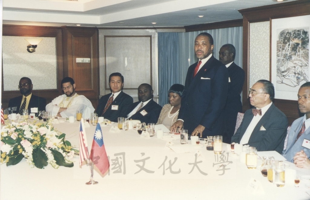 1997年11月10日董事長張鏡湖於台北晶華酒店設宴款待賴比瑞亞共和國總統泰勒將軍的圖檔，第10張，共15張
