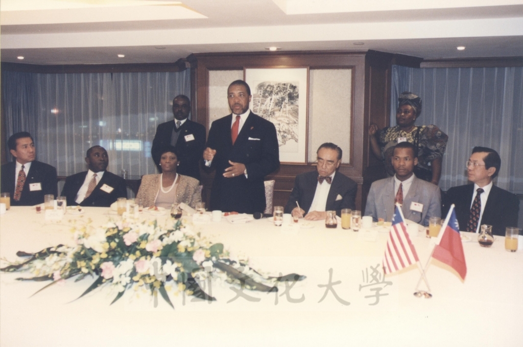1997年11月10日董事長張鏡湖於台北晶華酒店設宴款待賴比瑞亞共和國總統泰勒將軍的圖檔，第11張，共15張