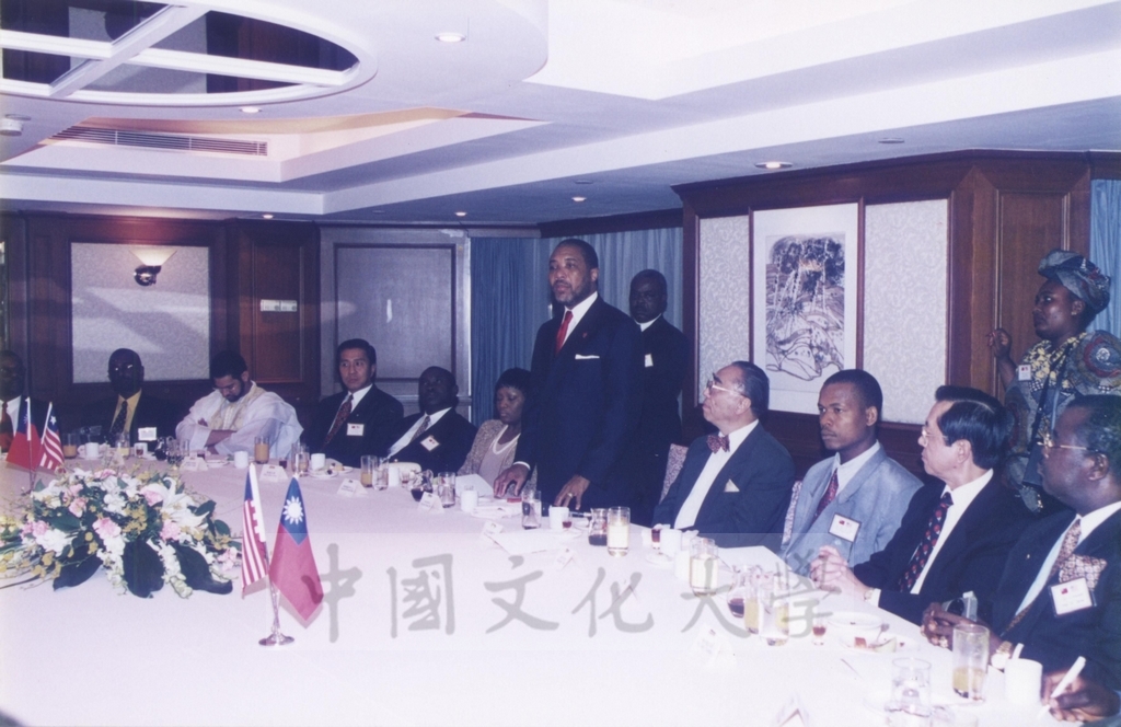 1997年11月10日董事長張鏡湖於台北晶華酒店設宴款待賴比瑞亞共和國總統泰勒將軍的圖檔，第12張，共15張