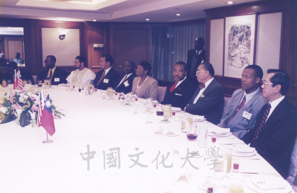 1997年11月10日董事長張鏡湖於台北晶華酒店設宴款待賴比瑞亞共和國總統泰勒將軍的圖檔，第13張，共15張