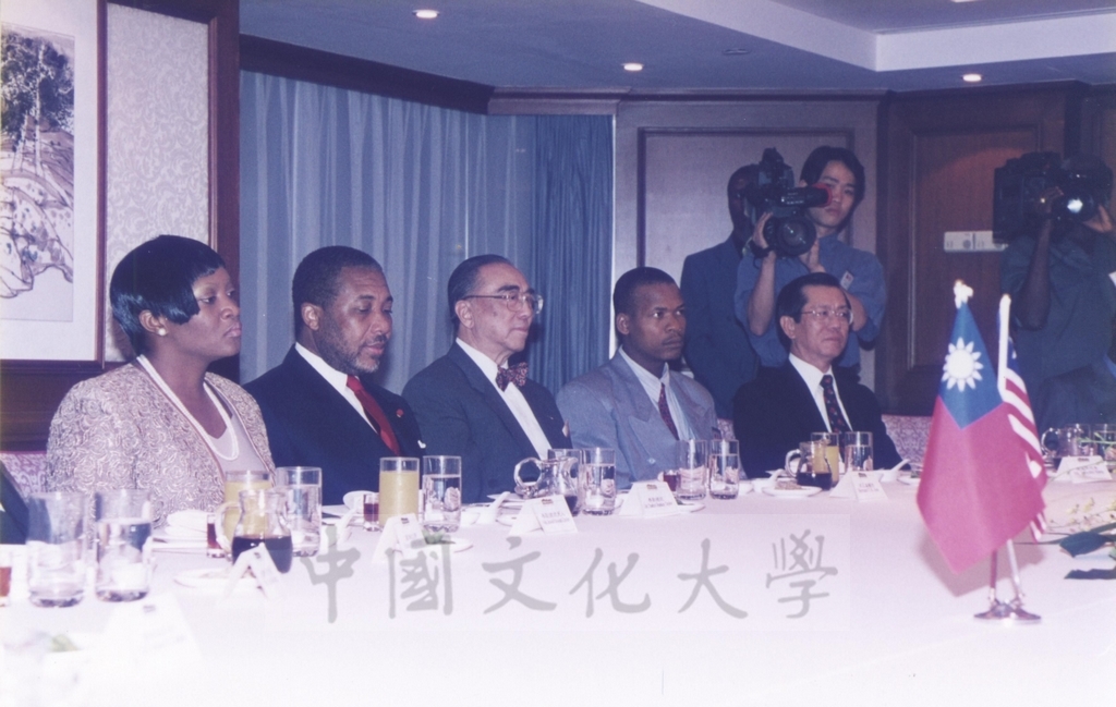 1997年11月10日董事長張鏡湖於台北晶華酒店設宴款待賴比瑞亞共和國總統泰勒將軍的圖檔，第14張，共15張