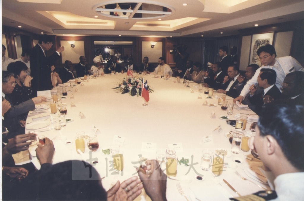 1997年11月10日董事長張鏡湖於台北晶華酒店設宴款待賴比瑞亞共和國總統泰勒將軍的圖檔，第15張，共15張