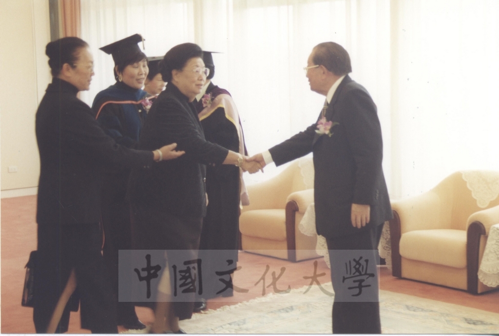 2000年12月28日一貫道世界總會副理事長暨崇德文化教育基金會董事長陳鴻珍女史獲頒本校名譽文學博士學位頒贈典禮的圖檔，第1張，共23張