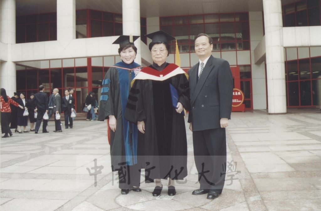 2000年12月28日一貫道世界總會副理事長暨崇德文化教育基金會董事長陳鴻珍女史獲頒本校名譽文學博士學位頒贈典禮的圖檔，第23張，共23張