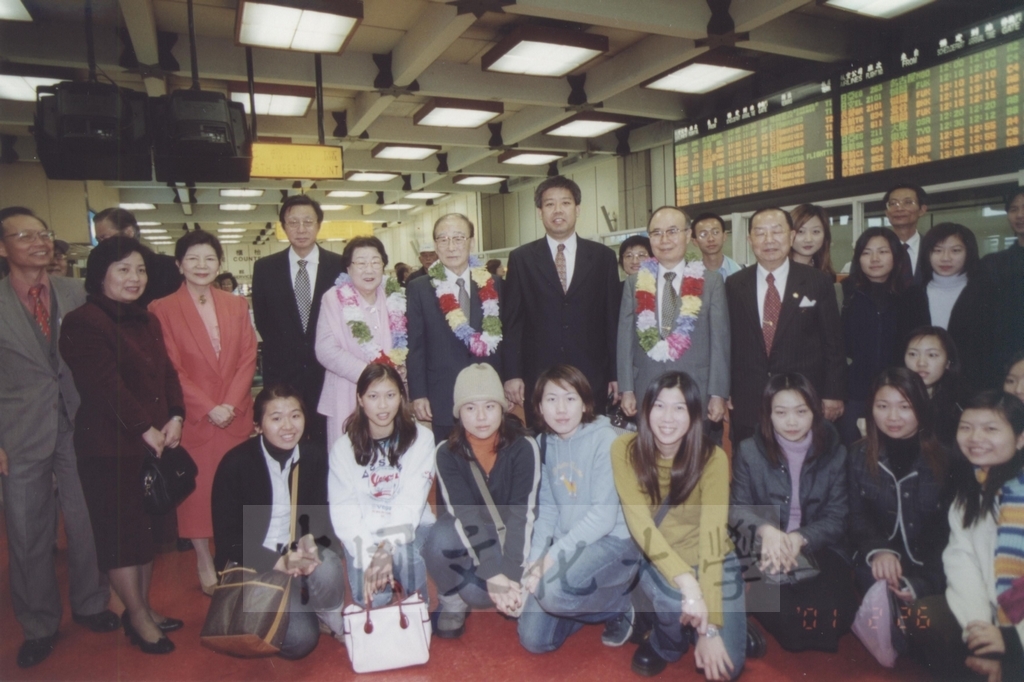 2001年2月26日董事長張鏡湖率領師生至中正國際機場迎接韓國慶熙大學創辦人趙永植博士伉儷的圖檔，第2張，共3張