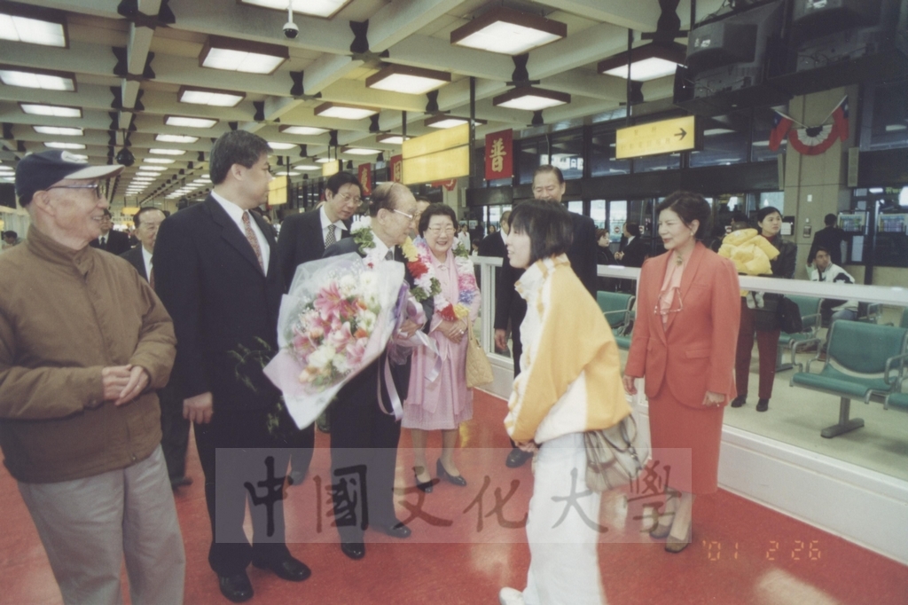 2001年2月26日董事長張鏡湖率領師生至中正國際機場迎接韓國慶熙大學創辦人趙永植博士伉儷的圖檔，第3張，共3張