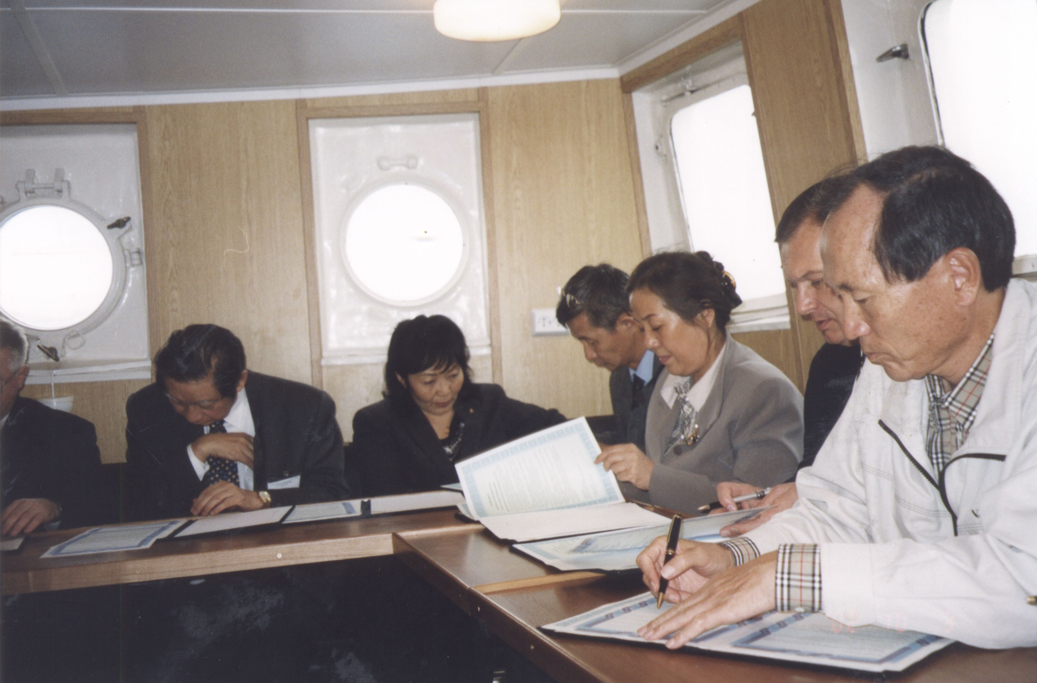 2002年9月30日-10月5日董事長張鏡湖率林彩梅校長等人出訪海參威出席遠東大學「東北亞大學董事長校長會議」籌備會及續簽姐妹校合約的圖檔，第8張，共19張