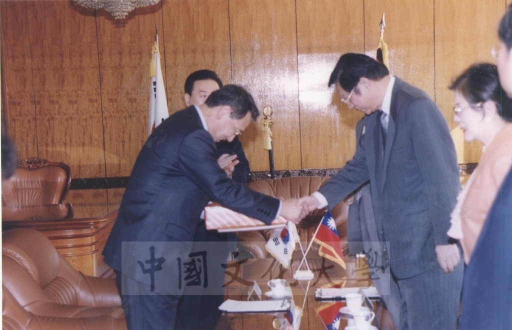 2002年10月7日董事長張鏡湖率林彩梅校長等一行人參訪韓國仁荷大學的圖檔，第1張，共4張