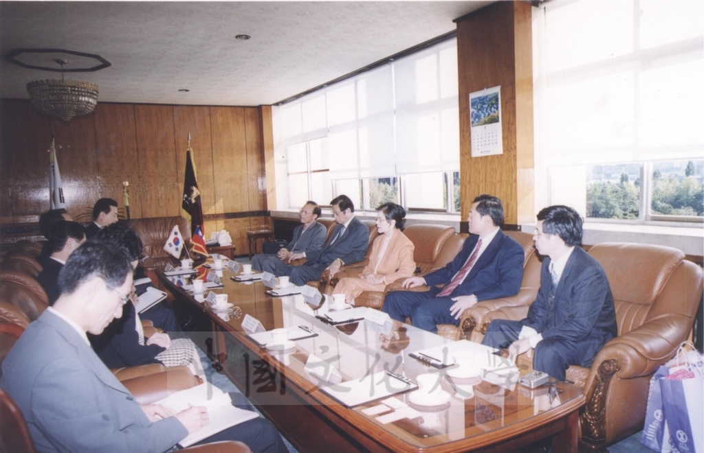 2002年10月7日董事長張鏡湖率林彩梅校長等一行人參訪韓國仁荷大學的圖檔，第2張，共4張