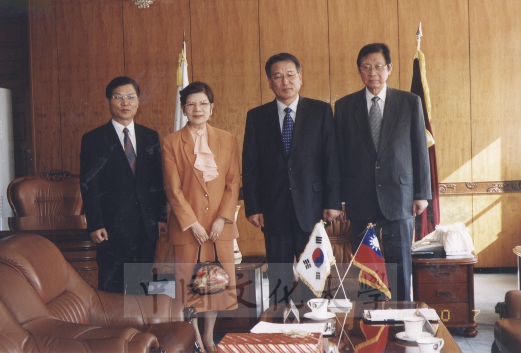 2002年10月7日董事長張鏡湖率林彩梅校長等一行人參訪韓國仁荷大學的圖檔，第3張，共4張