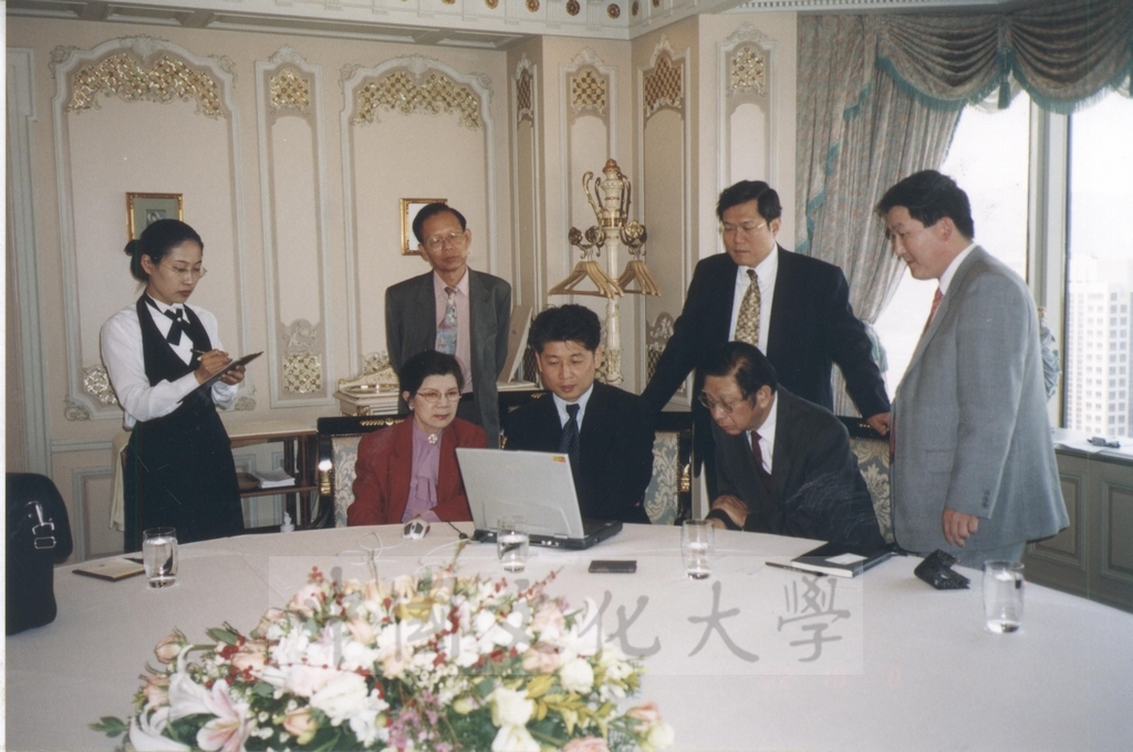 2002年10月8日董事長張鏡湖會見韓國高科技公司主管的圖檔，第1張，共1張