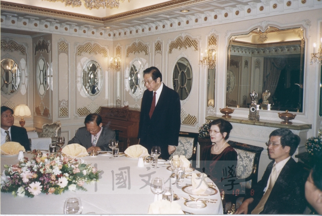 2002年10月8日韓國教育部前部長、湖南大學校長尹亨燮設宴祝賀張鏡湖董事長榮獲「韓文發展有功者獎」的圖檔，第1張，共4張