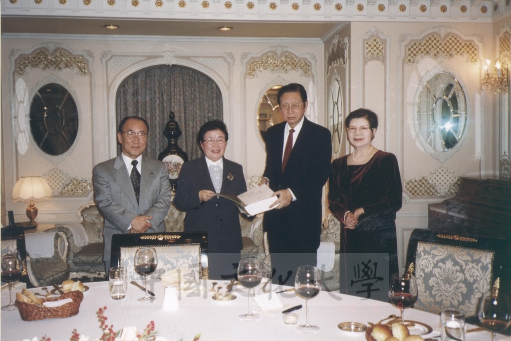 2002年10月8日韓國教育部前部長、湖南大學校長尹亨燮設宴祝賀張鏡湖董事長榮獲「韓文發展有功者獎」的圖檔，第2張，共4張