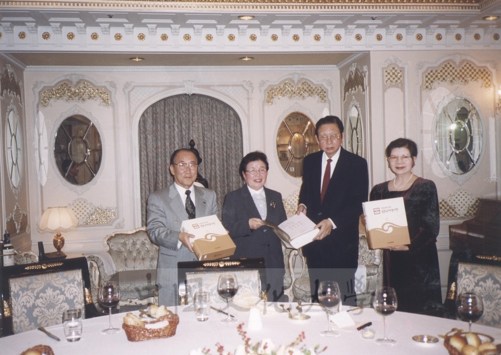 2002年10月8日韓國教育部前部長、湖南大學校長尹亨燮設宴祝賀張鏡湖董事長榮獲「韓文發展有功者獎」的圖檔，第3張，共4張