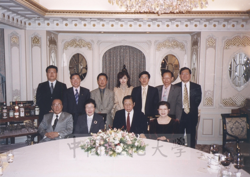 2002年10月8日韓國教育部前部長、湖南大學校長尹亨燮設宴祝賀張鏡湖董事長榮獲「韓文發展有功者獎」的圖檔，第4張，共4張
