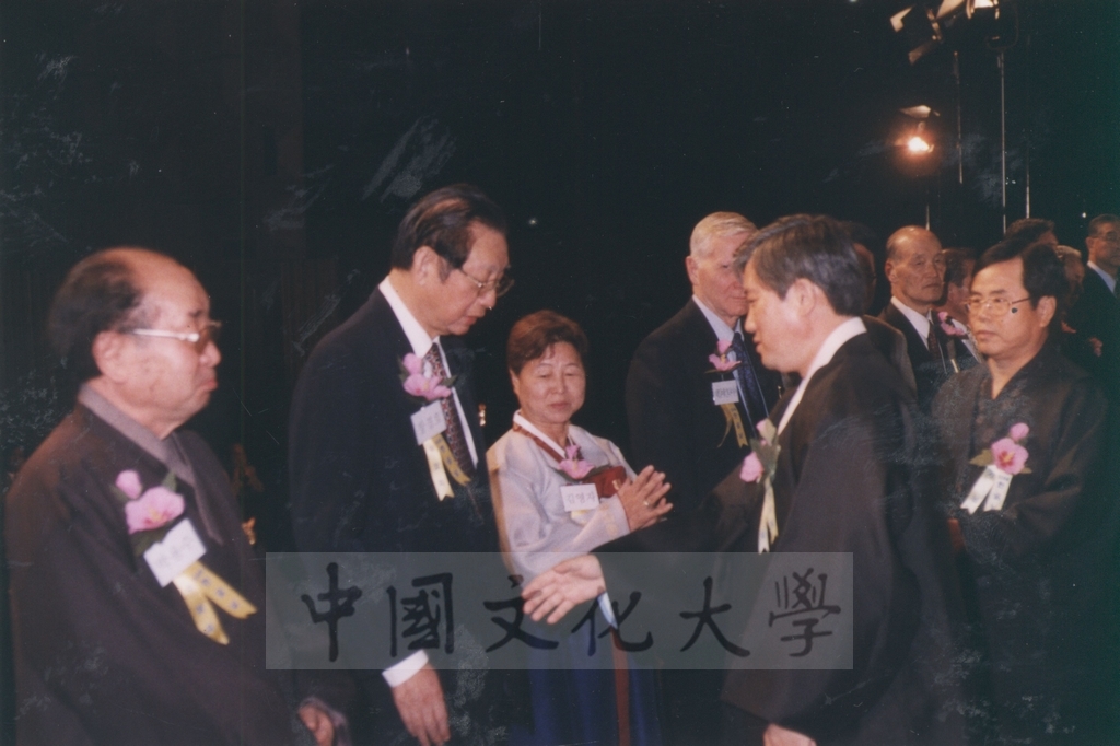 2002年10月9日董事長張鏡湖榮獲韓國大統領金大中所頒贈的「韓文發展有功者獎」的圖檔，第9張，共42張