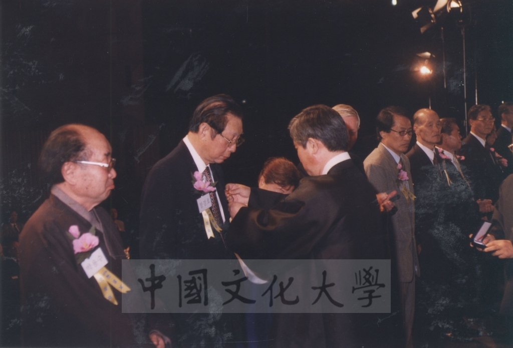 2002年10月9日董事長張鏡湖榮獲韓國大統領金大中所頒贈的「韓文發展有功者獎」的圖檔，第10張，共42張